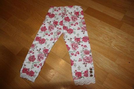 Legínky s ružičkami a čipkou, 104