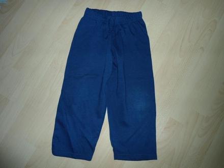 Tmavomodre teplaky, 110