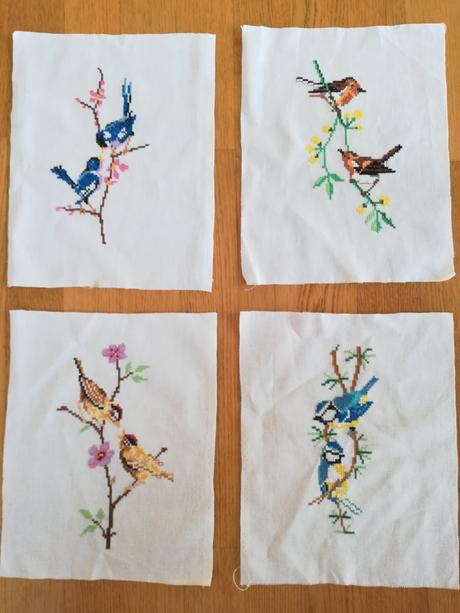 Obrazy- vyšívané vtáčiky na bielom podklade, 