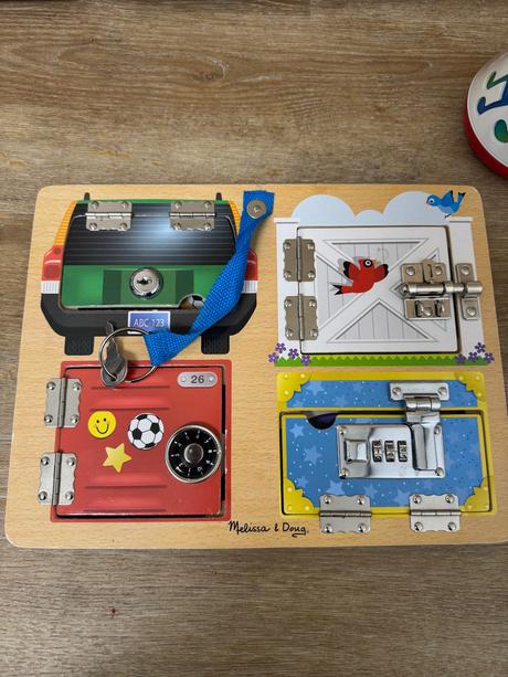 Hrací kužeľ hape a inzerát,