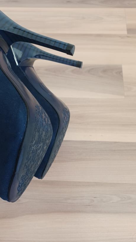 Tmavomodré lodičky, graceland,37