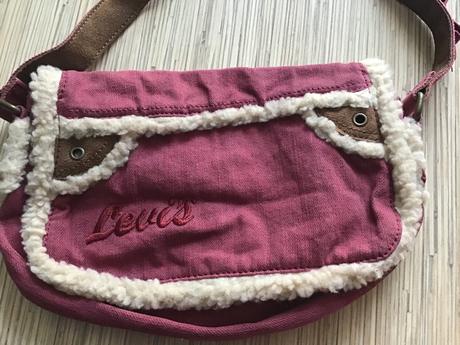 Levis kabelka,