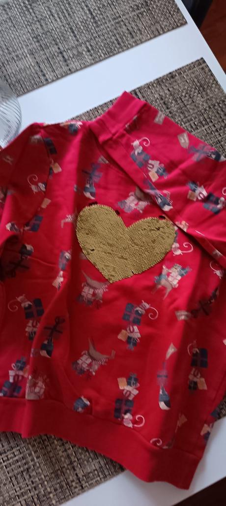 Vianočná mikina s glitrovaným srdiečkom, 134