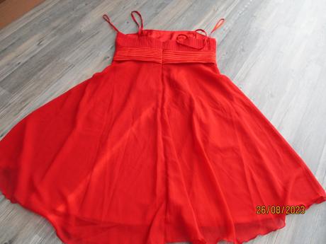 Červené šaty, 42