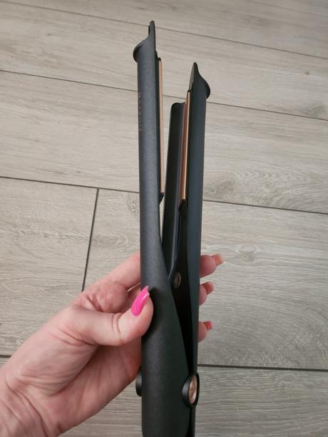 Žehlička na vyrovnanie aj natočenie vlasov, 