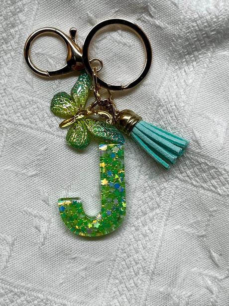 Ručne vyrobené živicové kľúčenky, 