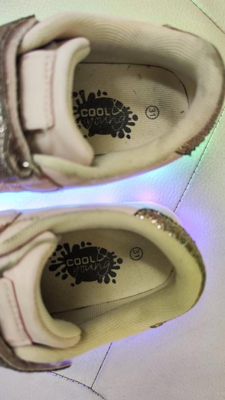 Blikajúce tenisky, 31