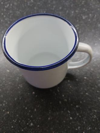 Plechový smaltovaný hrnček,