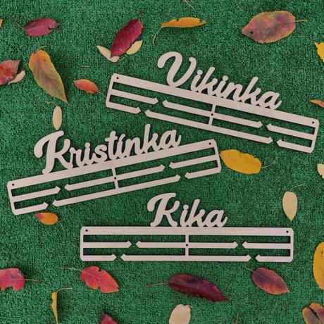 Vešiak na medaily s menom, 