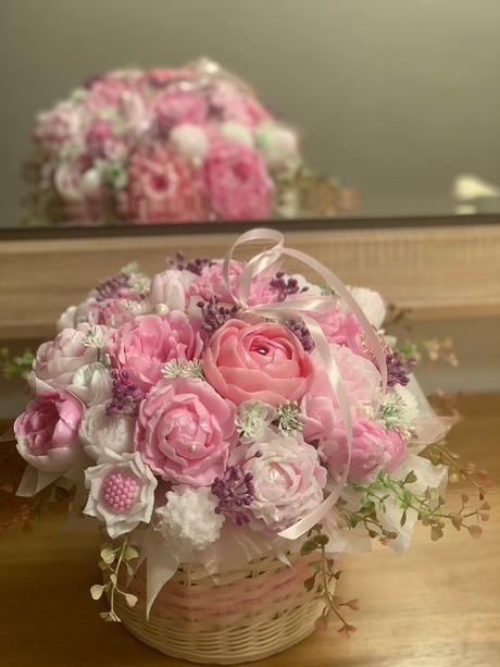 Veľká mydlova kytica v pletenom priborniku, 