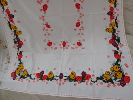 Veľkonočný obrus biely s kuriatkom červevý, 