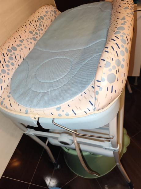 Prebaľovaci pult s vanickou, 