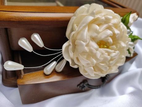 Pivonka ako ozdoba do vlasov,