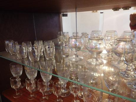 Sklenené poháre poháriky na nožičke,,