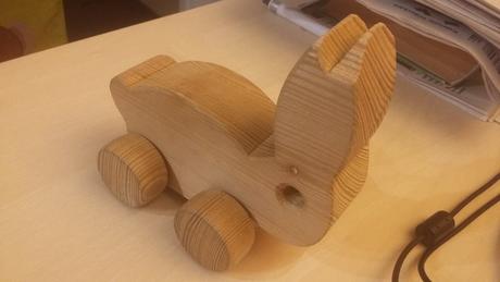 Drevený zajac na kolieskach, 