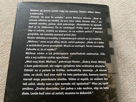 Temný psychologický hriller žena za dverami,