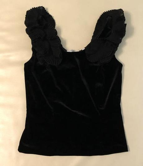 S/36 zamatovy top s volanikmi, new look,s