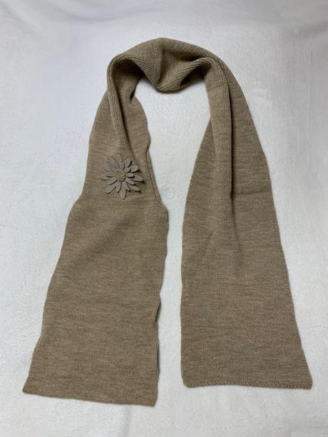 Krásny elegantný béžový šál s kvetom,
