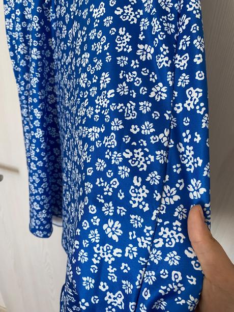 Modré šaty s kvetinami, m