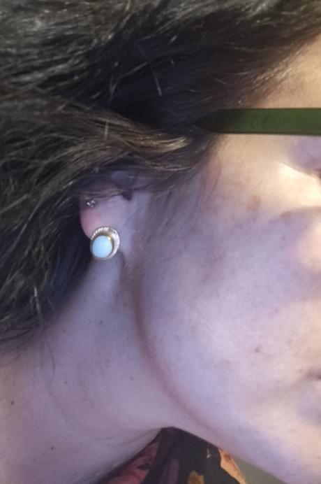 Zlaté náušnice s opalom,