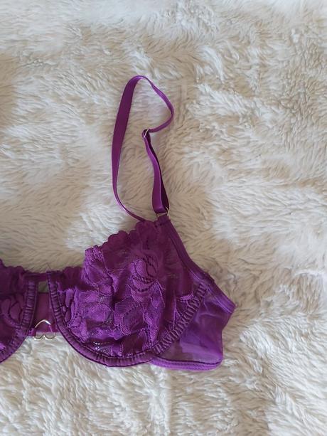 Podprsenka s kvetinovou čipkou., 70b