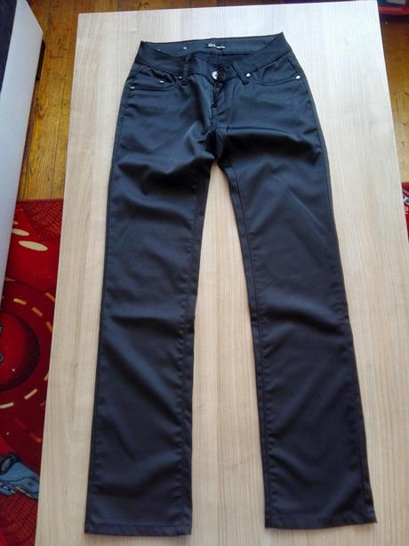 Čierne nohavice, 36