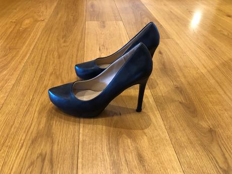 Čierne lodičky, 39