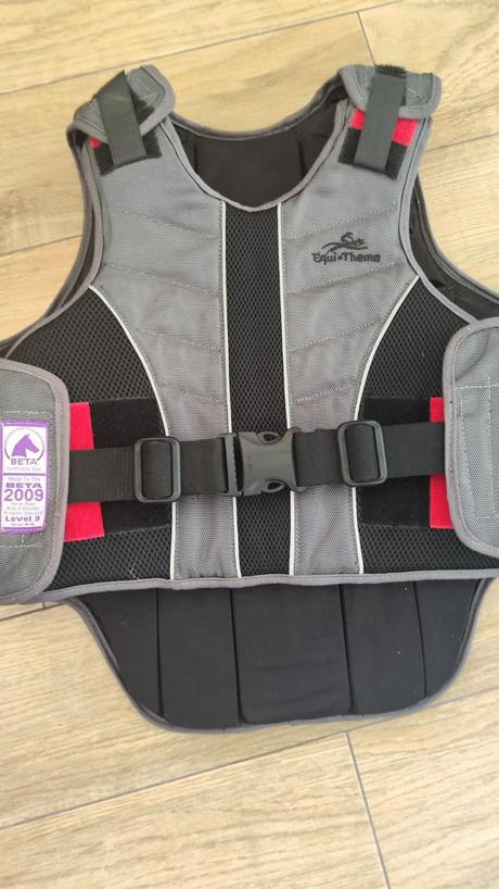 Jazdecka vesta, equi-théme