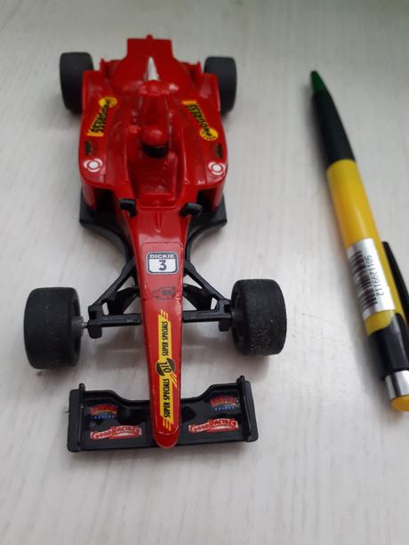 Červená formula zn. dickie tyos,
