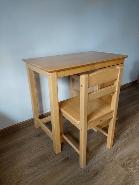 Drevený stôl a stolička,