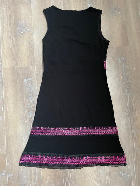 Čierne saty s vysivkami zn oasis, 34