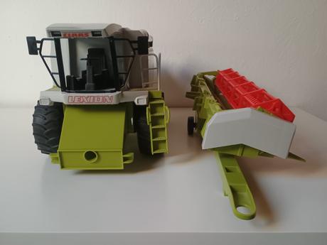 Kombajn claas so žacím zariadením,