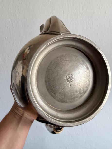 Starozitny vintage kovovy znaceny cajnik kavova c,