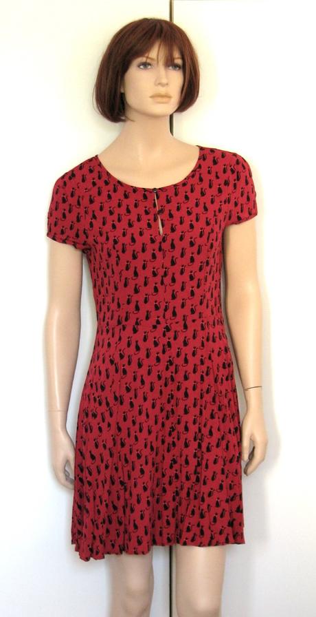 Tmavočervené šaty s mačičkami, 40