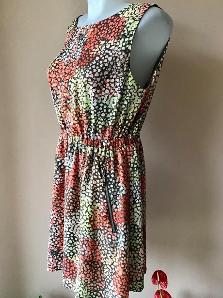 Pekné šaty apricot /49, 40 / 42