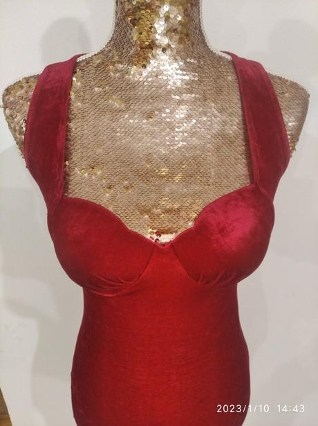 Nadherne vinove saty, 38