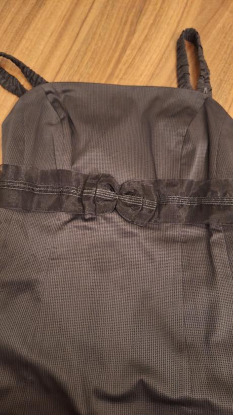 Malé čierne lesklé šaty, 38