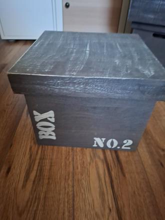 Sivý dreveny úložný box, 