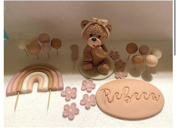 Ako dosiahnuť, aby dekorácie držali na torte len s krémom?