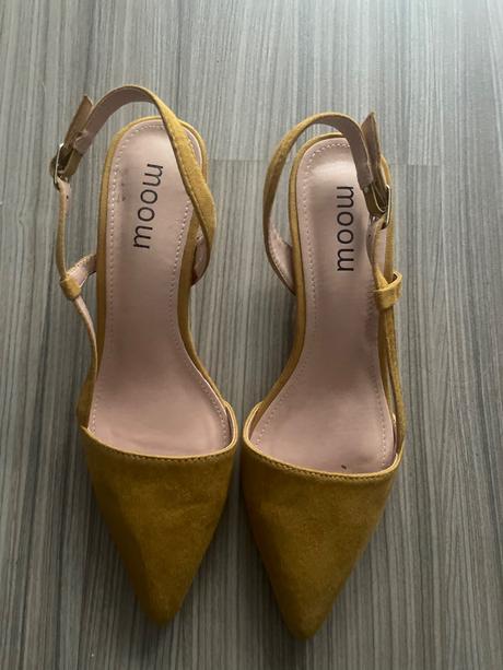 Žlté poltopánky, 36