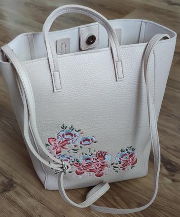 Kabelka s výšivkou, 
