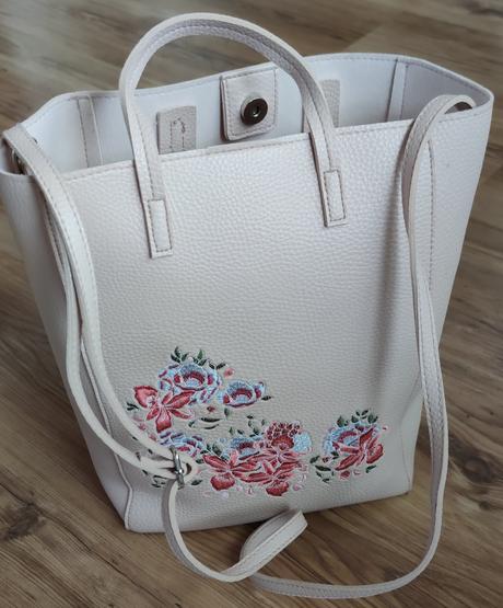 Kabelka s výšivkou, 