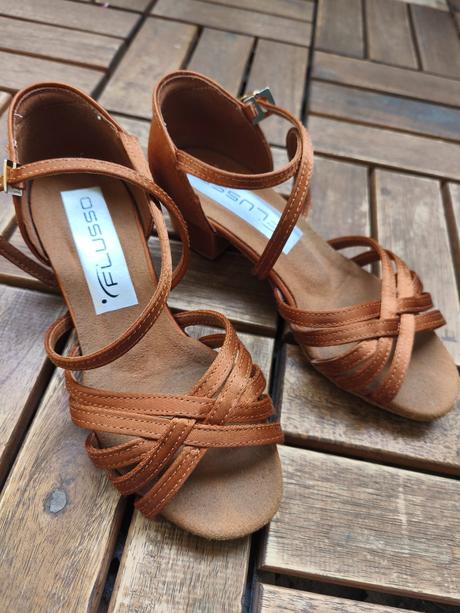 Tanečné topánky, 28