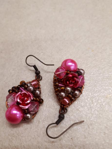 Krásne naušnice z korálok a drôtika, 