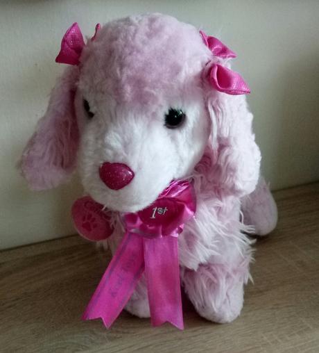 Plyšový psík s obojkom a pečaťou ako víťaz,