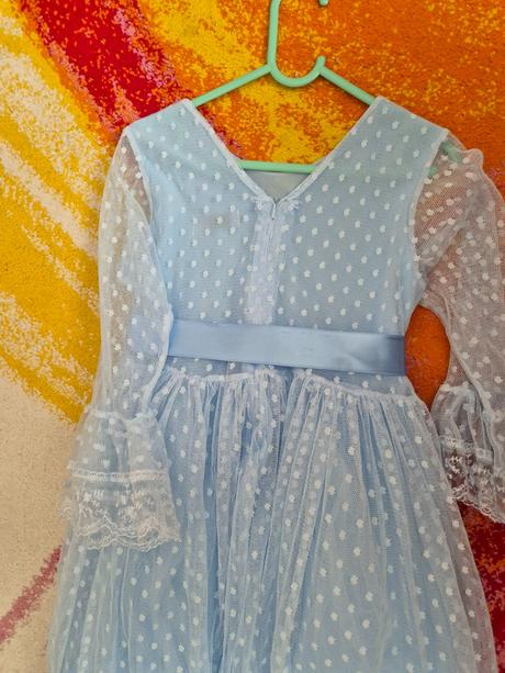 Bledomodré šaty, 140