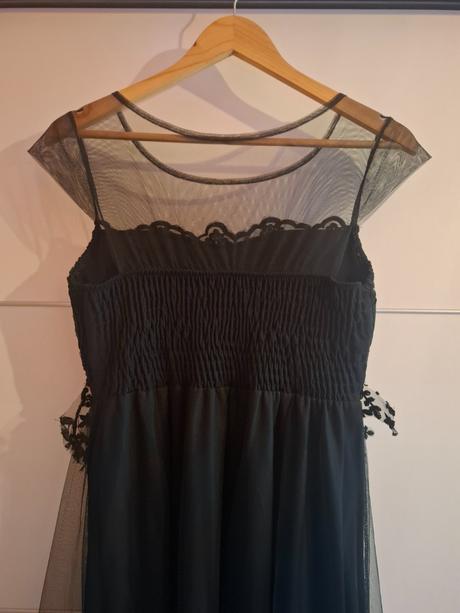 Elegantné čierne šaty s tylom, l