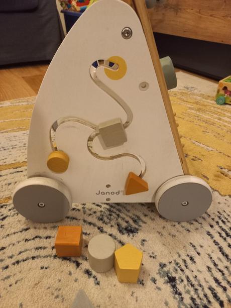 Drevene choditko s aktivitami, janod, 