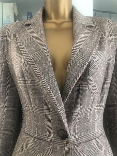 Béžové sako, 34