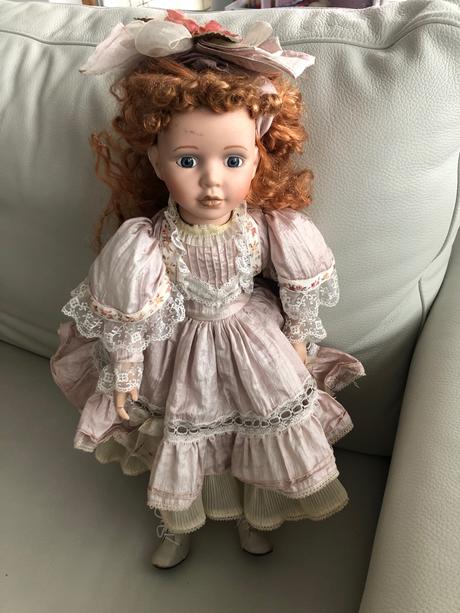 Porcelanova babika so stojanom,